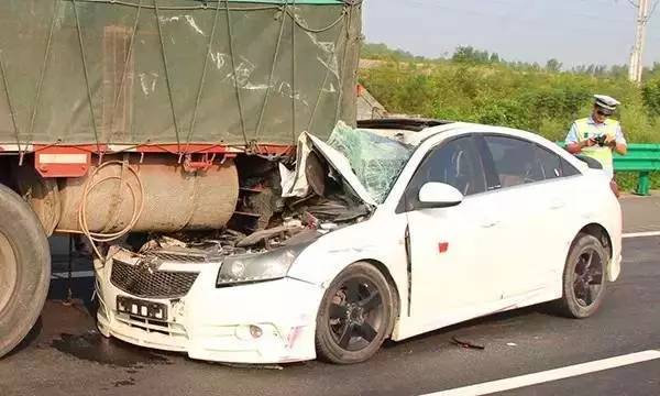 大车侧翻 旁边小车有人紧急跳车